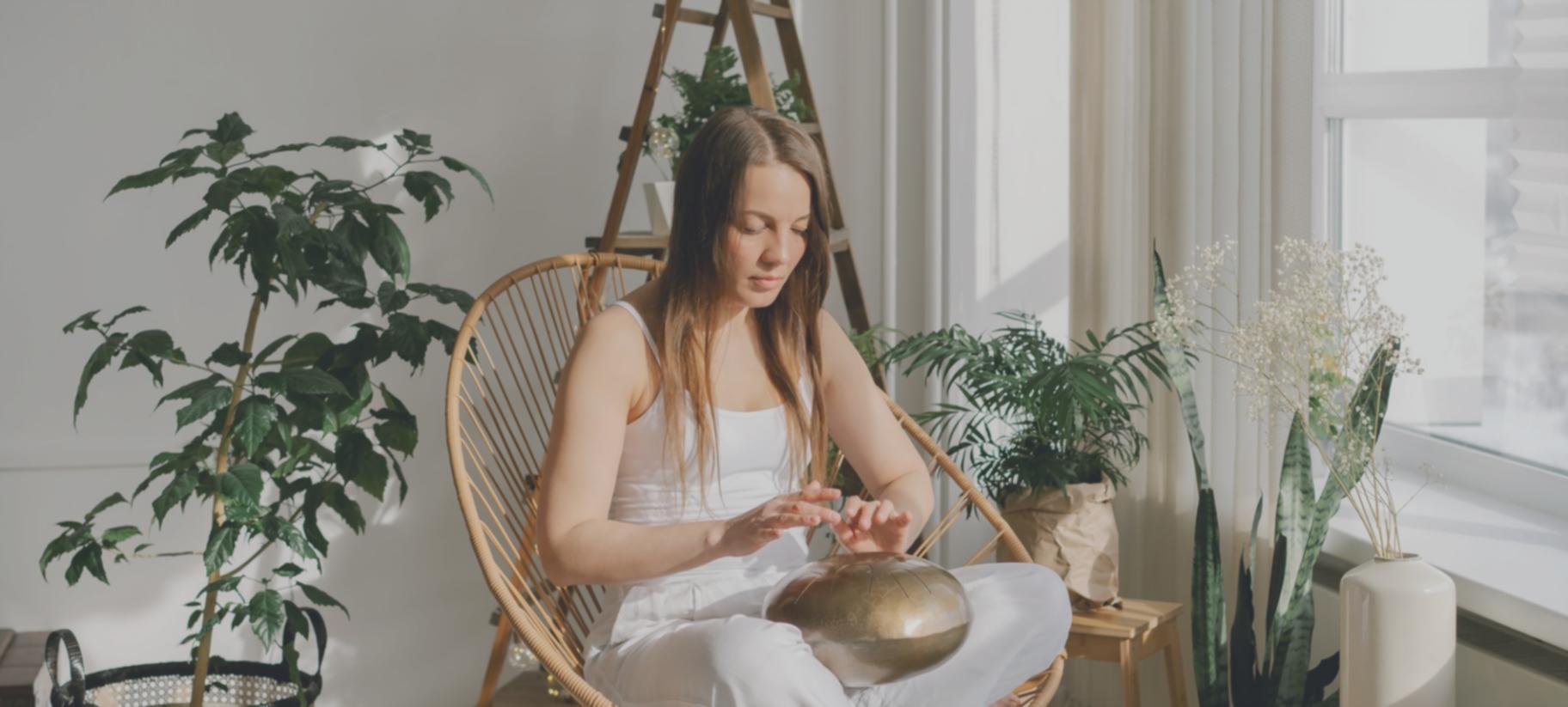Persona in meditazione in ambiente naturale sereno
